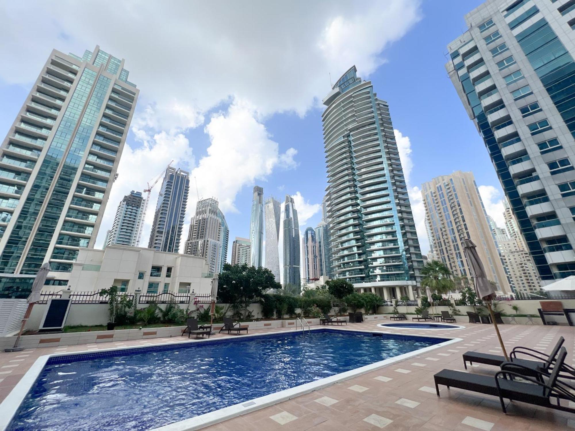 Spacious 2 Bed Marina-near Metro * Dubai